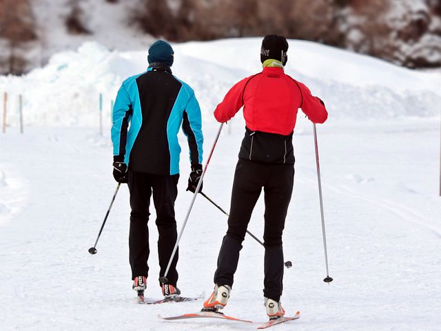 Коньки, лыжи, сноуборд: каким спортом заняться зимой, чтобы накачать пресс и похудеть?